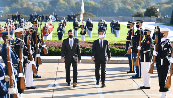 South Korean Minister of National Defense, Suh Wook, center right, and U.S. Secretary of Defense Mark Esper, center left, pay their respects at the 1950-53 Korean War memorial in Washington on Wednesday before beginning the allies' annual Security Consultative Meeting at the Pentagon. [MINISTRY OF NATIONAL DEFENSE]