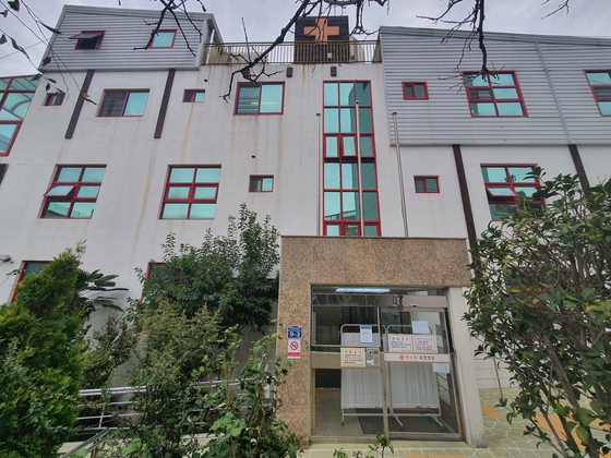 At least 53 coronavirus cases have been linked to a hospital for senior citizens in Buk District, Busan, the largest cluster that the city has ever seen. [YONHAP]
