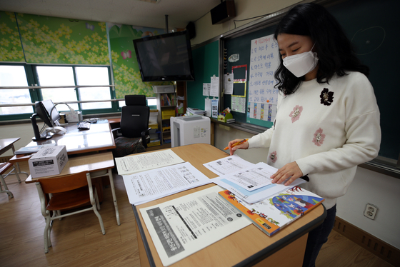 A teacher prepares for class at Itaewon Elementary School on Friday. Starting Monday, kindergartens, elementary and middle schools throughout the country, which have been allowing only one-third of the student body to be present in school at a time, will allow up to two-thirds of students to return.  [YONHAP] 