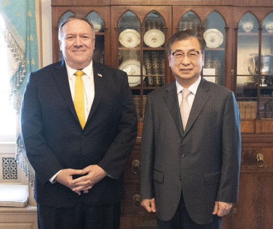 Suh Hoon, director of the National Security Office of the Blue House, right, meets with U.S. Secretary of State Mike Pompeo in Washington on Thursday.  [YONHAP] 