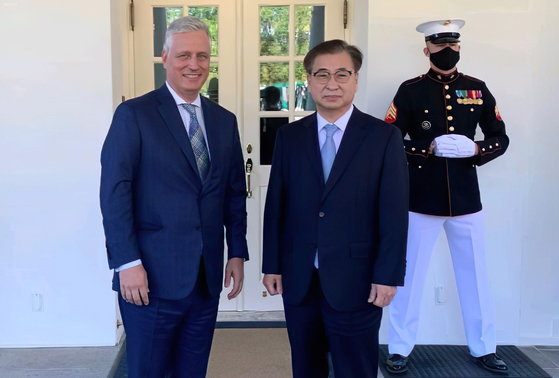 U.S. National Security Adviser Robert O'Brien, left, poses with his Korean counterpart Suh Hoon at the White House on Wednesday. [YONHAP] 