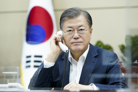 President Moon Jae-in has a phone talk with Malaysian Prime Minister Muhyiddin Yassin on Monday at the Blue House.  [YONHAP] 