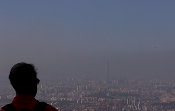 Seoul sits in a cloud of ultrafine dust particles on Tuesday as fine dust levels reached "bad" for the first time in months. [YONHAP]