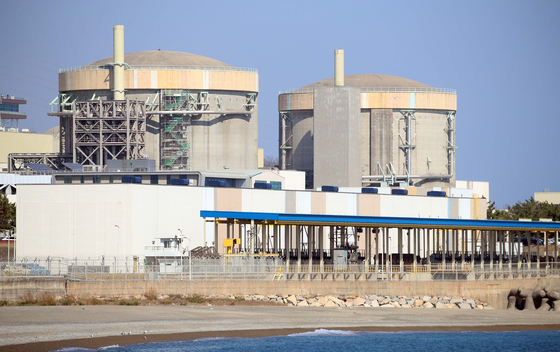 The Wolsong I nuclear reactor, right, is seen at the Wolsong Nuclear Plant in Yangnam County of Gyeongju, North Gyeongsang. [YONHAP] 