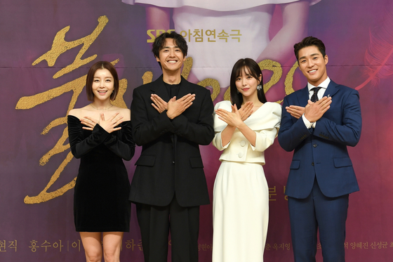 From left, actors Park Young-rin, Lee Jae-woo, Hong Soo-ah and Seo Ha-joon pose for a photo at an online press event for the new SBS morning drama series ’Phoenix 2020“ on Tuesday. [SBS]