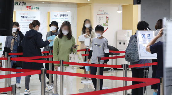 People line up for flu shots at a Korea Association of Health Promotion branch in Gangseo District, western Seoul, on Tuesday amid concerns over the safety of influenza vaccines following the recent mysterious deaths of a teenage boy from Incheon and an elderly woman from North Jeolla. [NEWS1]