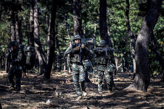 SHINee's Minho participating in a drill at the Republic of Korea's Marine Corps. [SM ENTERTAINMENT]