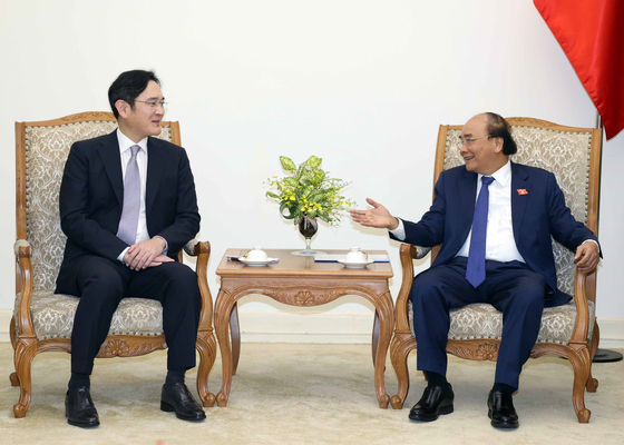 Samsung Electronics Vice Chairman Lee Jae-yong, left, talks with Vietnamese Prime Minister Nguyen Xuan Phuc at the government complex in Hanoi, Vietnam, on Tuesday. [YONHAP]