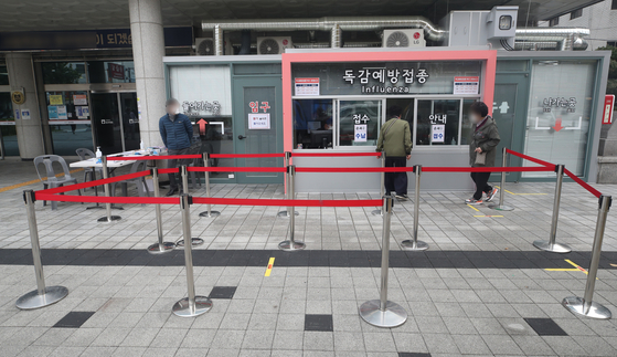 Almost no one waits in line at an influenza vaccination center in Seoul on Thursday, testifying to public worries about the safety of flu shots following over a dozen deaths. [YONHAP]