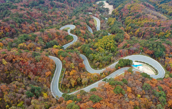 A view of Gangwon's Hongcheon County filled with leaves turning colors. [YONHAP] 