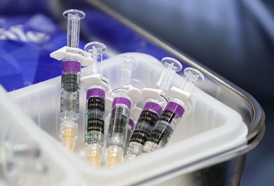 Influenza vaccines prepared at a clinic in western Seoul on Oct. 20. [NEWS1]