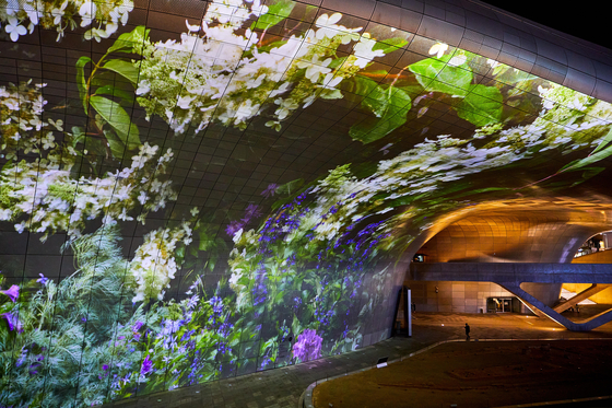 Italian artist Davide Quayola's media art projected onto the walls of the Dongdaemun Design Plaza (DDP) building designed by architect Zaha Hadid as part of the "Seoul Light" festival, which will officially start on Friday. [SEOUL CITY]