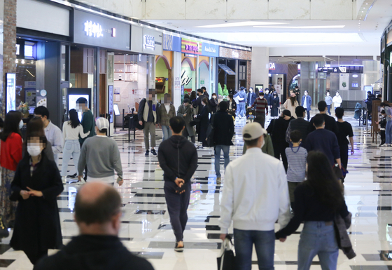 People look around a shopping complex in Seoul on Sunday, ahead of the Korea Sale Festa event that will kick off next week. During the event, scheduled to run from Nov. 1 through Nov. 15, stores will be offering large discounts. [YONHAP]