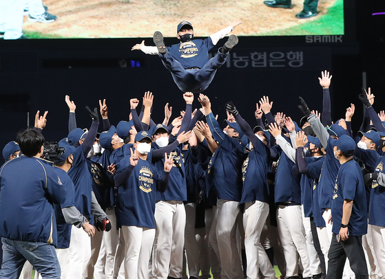 The NC Dinos throw owner Kim Taek-jin in the air after winning the KBO pennant at Changwon NC Park in Changwon, South Gyeongsang on Saturday. [YONHAP]