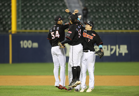 KT Wiz players celebrate after picking up a big 17-5 victory against the Doosan Bears at Jamsil Baseball Stadium in southern Seoul on Oct. 22. [YONHAP]