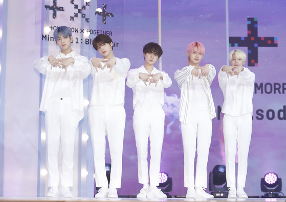 Boy band Tomorrow X Together poses for photos during an online showcase held on Monday afternoon for its third EP "minisode1: Blue Hour." From left are members Soobin, Huening Kai, Beomgyu, Yeonjun and Taehyun. [NEWS1]