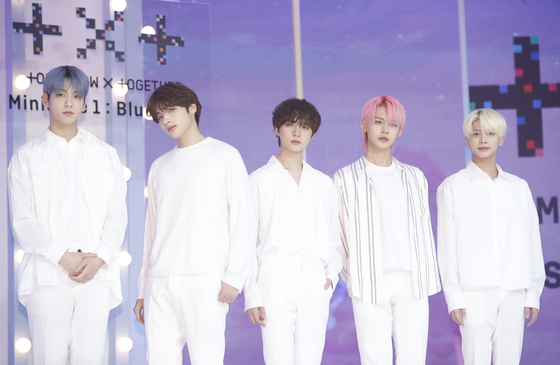 Boy band Tomorrow X Together poses for photos during an online showcase held on Monday afternoon for its third EP "minisode1: Blue Hour." From left are members Soobin, Huening Kai, Beomgyu, Yeonjun and Taehyun. [NEWS1]