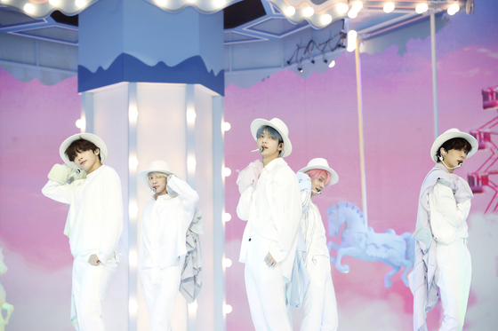 Boy band Tomorrow X Together performs the title track "Blue Hour" from its third EP "minisode1: Blue Hour" on Monday afternoon during its online showcase. [NEWS1]