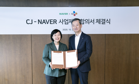 Naver CEO Han Seong-sook, left, and Choi Eun-seok, chief operating officer at CJ Corporation, agree to a stock swap worth 600 billion won ($530.5 million). [CJ CORPORATION] 