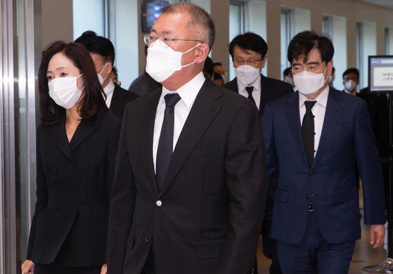 Hyundai Motor Group Chairman Euisun Chung leaves the mourning altar for the late Samsung Electronics Chairman at Samsung Medical Center in southern Seoul on Monday. [YONHAP]