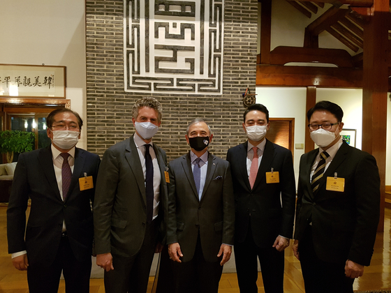 U.S. Ambassador Harry Harris, center, hosts a reception for a delegation from The New York Times, the publishing partner of the Korea JoongAng Daily, at his residence in central Seoul, Habib House, on Tuesday. From left, Lee Ha-kyung, chief editor of the JoongAng Ilbo; Stephen Dunbar-Johnson, international president of The New York Times Company; Harris; Hong Jeong-do, CEO of the JoongAng Ilbo and JTBC; and Ryu Kwon-ha, CEO of the Korea JoongAng Daily. [LEE MOO-YOUNG]