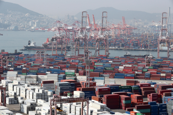 Cargo waiting for export piled up at a port in Busan on Oct. 27. The Bank of Korea announced that the economy grew 1.9 percent quarterly in the third quarter largely thanks to robust export. [YONHAP] 