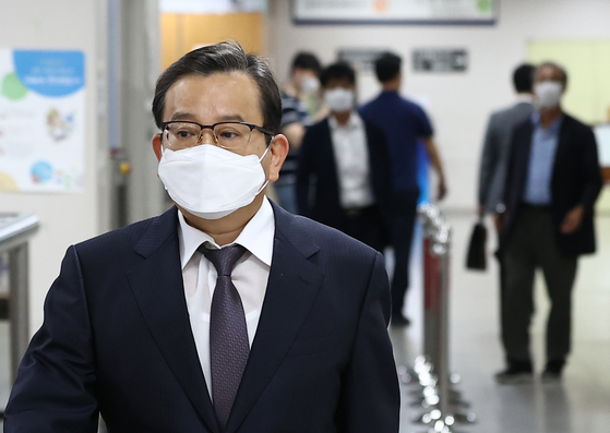 Kim Hak-eui, who served six days as vice justice minister under former President Park Geun-hye, enters the Seoul High Court for his appeals trial sentencing on Wednesday. The court overturned his past acquittal and placed him under pretrial detention on a bribery conviction that day. [YONHAP]