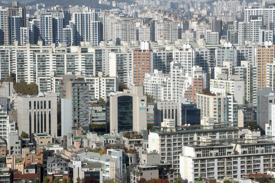  A view of apartments in Seocho District, southern Seoul, on Oct. 23. [YONHAP]