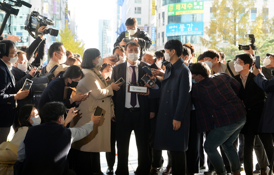 A throng of reporters fire questions at Prosecutor General Yoon Seok-youl as Yoon arrives at Daejeon District Prosecutors’ Office on Thursday to hold meetings with rank-and-file prosecutors. Justice Minister Choo Mi-ae on Tuesday ordered an investigation into fraud charges being dropped against a hedge fund, effectively launching an internal probe targeting Prosecutor General Yoon. [KIM SEONG-TAE]