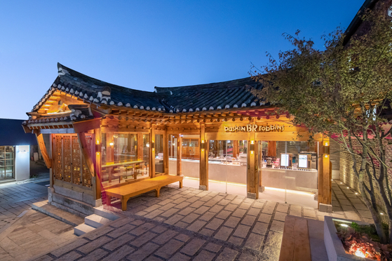The Baskin Robins concept store in the hanok village of Samcheong-dong, central Seoul, late in the evening. [SPC GROUP]