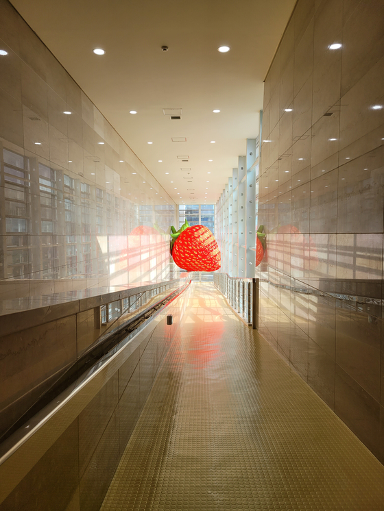 Choi Jeong-hwa’s inflatable sculpture ’Fruit Travel“ installed at the Gyeongnam Art Museum. [MOON SO-YOUNG]