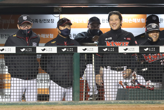 The KT Wiz players and coaching staff react to the news that the LG Twins lost 3-2 to the SK Wyverns on the sidelines of their game against the Hanwha Eagles at Hanwha Life Eagles Park in Daejeon. With the Twins' loss, the Wiz automatically finished second in the 2020 KBO regular season. [YONHAP]