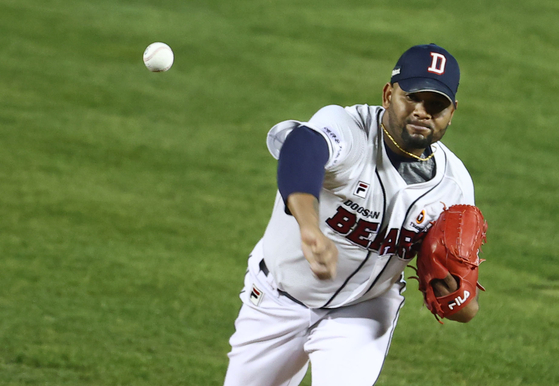 Doosan Bears pitcher Raul Alcantara throws a pitch during his team's 2-0 win over the Kiwoom Heroes at Jamsil Baseball Stadium in southern Seoul on the final day of the 2020 KBO regular season. [YONHAP]