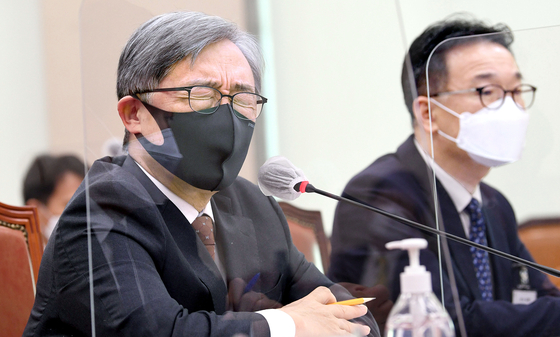 Choi Jae-hyung, head of the Board of Audit and Inspection (BAI), listens to questions from lawmakers in the Legislation and Judiciary Committee’s regular audit of the government watchdog agency on Oct. 15. Choi said he had never seen such strong resistance from officials against the BAI’s audit of the government’s plan to phase out nuclear reactors. [OH JONG-TAEK]