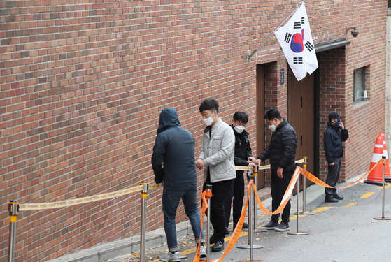 Police officers set up a cordon to create a barrier for protesters in front of the residence of former President Lee Myung-bak in Nonhyeon-dong of Gangnam District, southern Seoul, on Sunday. Lee will be jailed again on Monday after the Supreme Court upheld a 17-year prison sentence Thursday, handed down by an appeals court for former President Lee on embezzlement and bribery charges. [NEWS1]