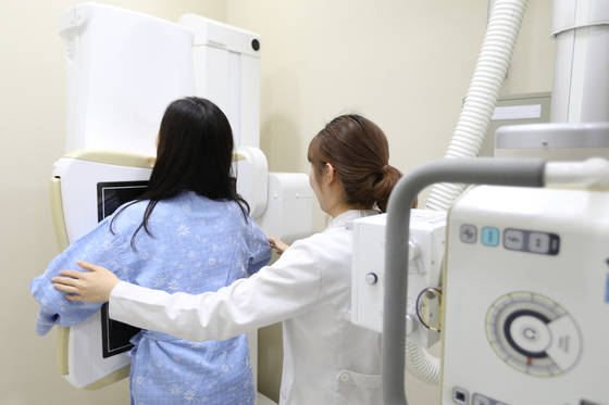 An NCSoft employee takes an X-ray at the company's medical center. [NCSOFT]