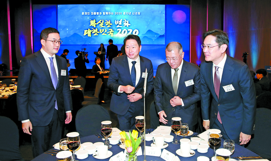 From left: LG Group Chairman Koo Kwang-mo, SK Group Chairman Chey Tae-won, Hyundai Motor Group Chairman Euisun Chung and Samsung Electronics Vice Chairman Lee Jae-yong. [YONHAP]