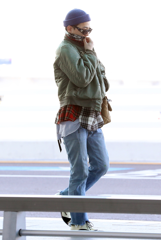 G-Dragon is spotted at Incheon International Airport in January. [ILGAN SPORTS]