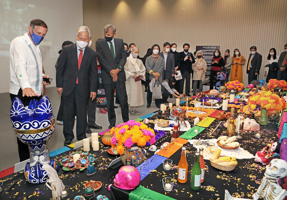 From left, Bruno Figueroa, ambassador of Mexico to Korea, Bae Ki-dong, director of the National Museum of Korea, Juan Ignacio Morro Villacian, ambassador of Spain to Korea and other guests view "Mexico's Day of the Dead Offering" exhibition at the museum in central Seoul on Oct. 30. [PARK SANG-MOON]