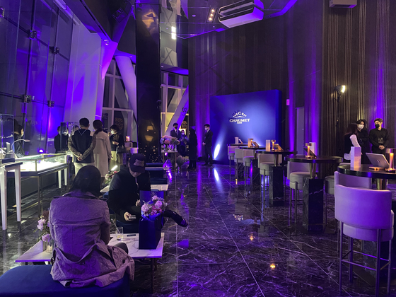 Customers sip cocktails and examine jewelry at Lotte Department Store’s ’Young & Rich D-Show“ event held at the top floor lounge of Lotte Tower, the highest skyscraper in Korea. [LOTTE DEPARTMENT STORE]