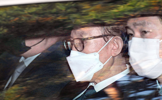 Former President Lee Myung-bak departs from his residence in Nonhyeon-dong in Gangnam District, southern Seoul, Monday afternoon, to be transferred to the Seoul Dongbu Detention Center in eastern Seoul after the Supreme Court last Thursday upheld a 17-year prison sentence convicting him in a corruption case. [KIM SANG-SEON]