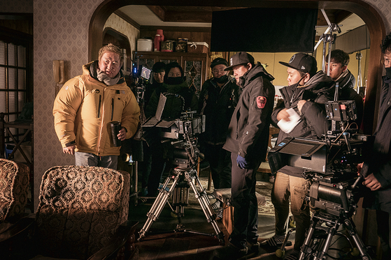 Director Lee Hwan-kyung, left, and the production team of "Miracle in Cell No. 7" (2013) have joined forces again after seven years to produce "Next Door Neighbor" (translated), which will hit theaters this month. [LITTLE BIG PICTURES]