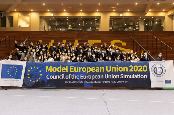 Participants at the Model European Union 2020 pose during an event, held Oct. 30, at the Obama Hall in Hankuk University of Foreign Studies (HUFS). The Jean Monette EU Centre of HUFS held an educational simulation of the EU on the topic of climate change and the environment. [HUFS]