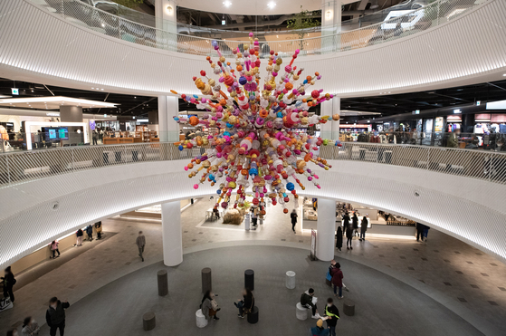 Hyundai Department Store’s newly opened premium outlet in Namyangju, Gyeonggi, on Wednesday has six stories including a basement. Not only is it the largest premium outlet in the country, it is also the nearest to Seoul, according to the department store. It is only 17 kilometers (10.5 miles) from Gangnam Station and 16.1 kilometers from the Seoul City Hall. 