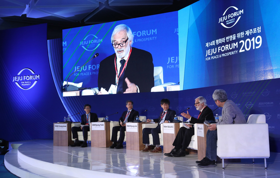 Panelists speak at a session of the Jeju Forum for Peace and Prosperity held in May 2019. The three-day 15th Jeju Forum will take place from Thursday to Saturday at the Lotte Hotel Jeju in Seogwipo in a hybrid in-person and virtual format after being rescheduled from late May because of the coronavirus pandemic. [WOO SANG-JO]