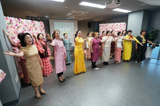 A group celebrates the opening of a center for multiethnic families in Dongdaemun on Jan. 7. [DONGDAEMUN DISTRICT OFFICE] 