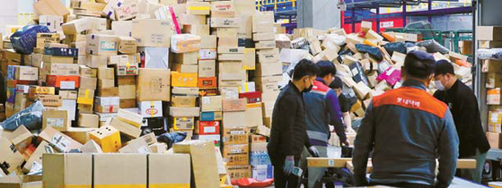 Delivery wokers at a distribution center in Seoul. [NEWS1]