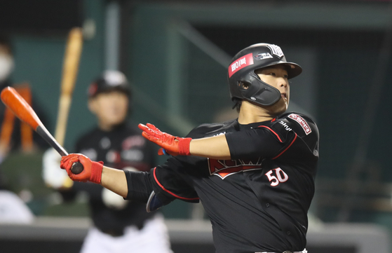 KT Wiz star Kang Baek-ho watches his hit during the final game of the season against the Hanwha Eagles on Oct. 30. Kang, the 2018 Rookie of the Year, will appear in his first KBO postseason this year. [YONHAP]
