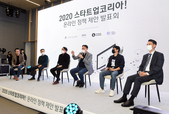A panel on start-ups discusses regulatory obstacles in a press conference Thursday. [ASAN NANUM FOUNDATION]