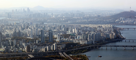 Views of apartments in Seoul on Wednesday. The government and the ruling party on Wednesday announced the assessed values of apartments will be raised to 90 percent of the market value in the course of 10 years. The increase in assessed value is expected to increase the burden on property taxes on real estates including more apartment owners to face the comprehensive real estate tax. [YONHAP]